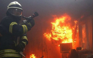 На львівському заводі спалахнула масштабна пожежа: відео