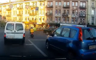 Хотел проскочить на красный: в Киеве Mercedes на полном ходу сбил мотоциклиста, видео