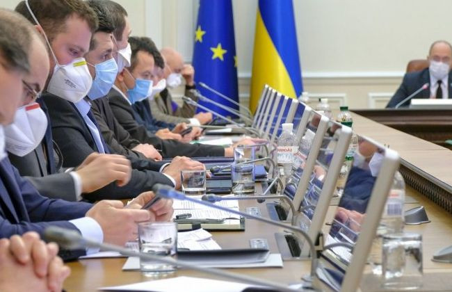 Кабмин ограничил зарплату в органах власти и наблюдательных советах