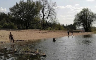 Под Киевом во время карантина открыли купальный сезон, фото