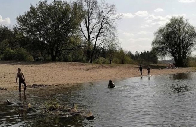 Под Киевом во время карантина открыли купальный сезон, фото