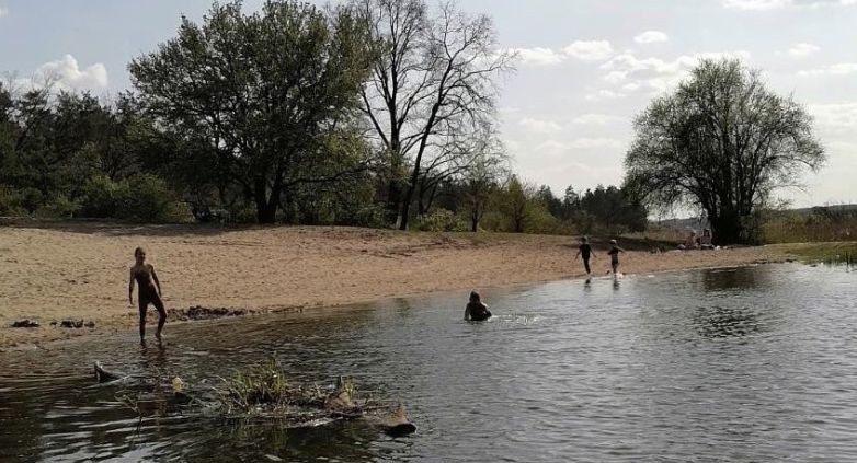 Под Киевом во время карантина открыли купальный сезон, фото