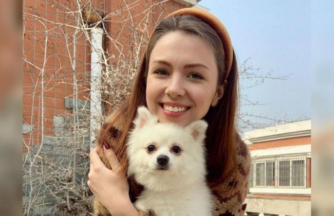 Украинка из Уханя, ставшая известной благодаря своей собаке, вернулась на родину