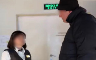 Зухвалий напад у Києві: чоловік побив продавчиню кондитерського магазину