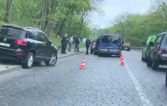 Масштабное ДТП на Парковой дороге в Киеве: появилось видео