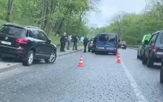 Масштабное ДТП на Парковой дороге в Киеве: появилось видео