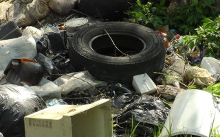 На Київщині озеро потопає у смітті: є відео