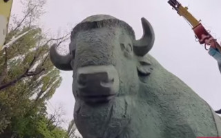 Возле столичного зоопарка появилась новая скульптура: видео