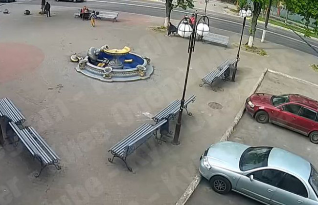 Под Киевом женщина с ребенком сломала фонтан: появилось видео