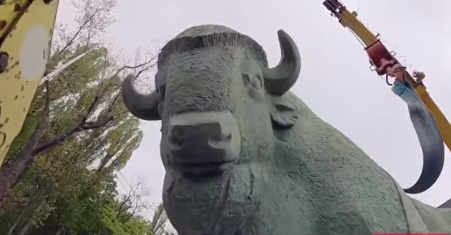 Возле столичного зоопарка появилась новая скульптура: видео