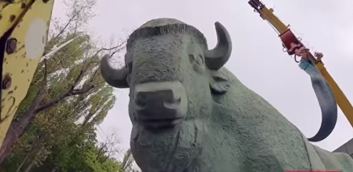 Возле столичного зоопарка появилась новая скульптура: видео