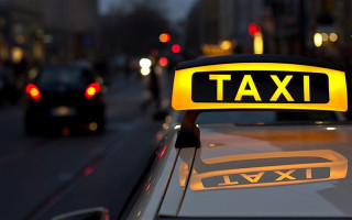 В столице автомобиль такси влетел в остановку: подробности, фото