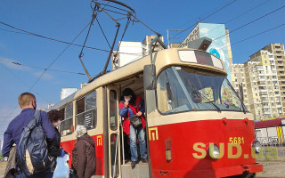 Традиционные очереди на транспорте, в банки и аптеки — хроники киевского карантина 4 мая, фото
