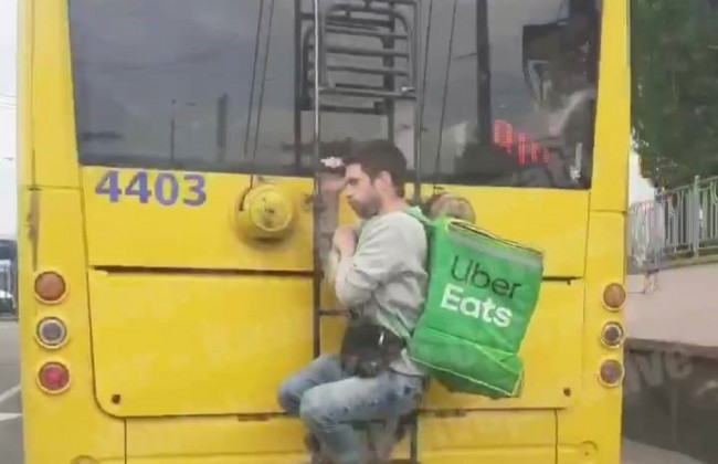 Решил ускориться: в Киеве курьер проехался на троллейбусе, зацепившись за заднюю лестницу