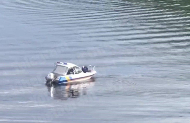 В Киеве мужчина спрыгнул с Пешеходного моста, видео