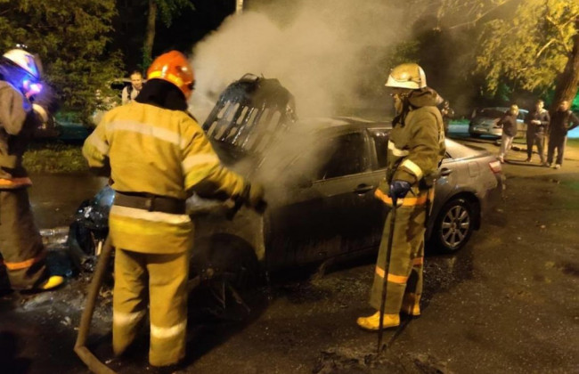 В Киеве на Теремках горел автомобиль, фото