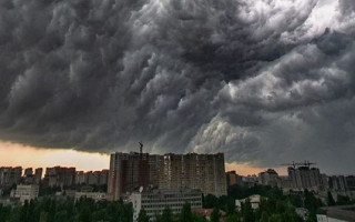 Сильні зливи у Києві: затоплено декілька вулиць, відео