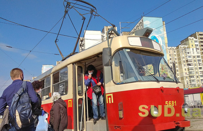 Традиционные очереди на транспорте, в банки и аптеки — хроники киевского карантина 4 мая, фото