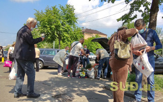 Летопись столичного карантина: традиционные очереди и расцвет уличной торговли
