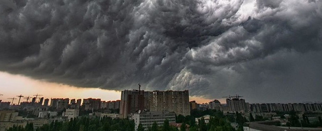 Сильні зливи у Києві: затоплено декілька вулиць, відео