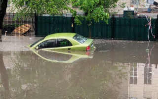 Жуткий ливень в Киеве: затопило торговый центр, видео