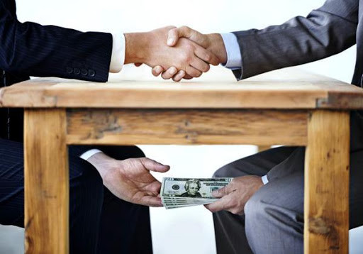 Хабар за зменшення штрафних санкцій: затримано голову тервідділення Антимонопольного комітету