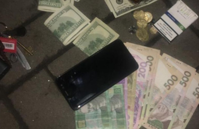 Погорів на хабарі: перед судом постане столичний податківець