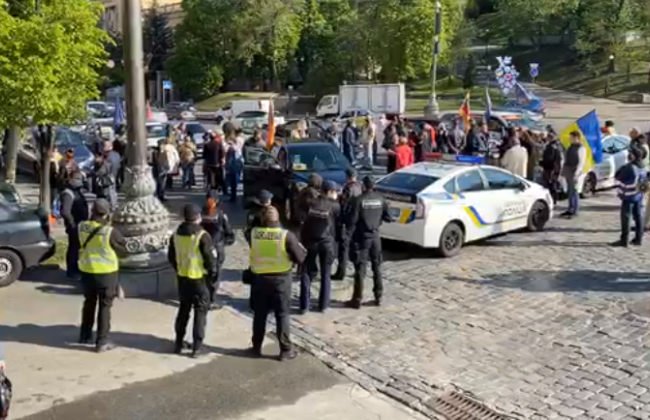 У столиці підприємці перекрили урядовий квартал: вимагають дозволити роботу, фото