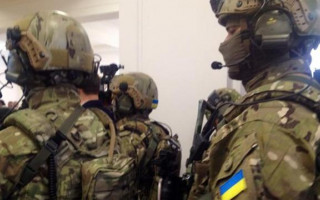 Под Киевом спецназ взял штурмом квартиру иностранца, угрожавшего взорвать дом: видео
