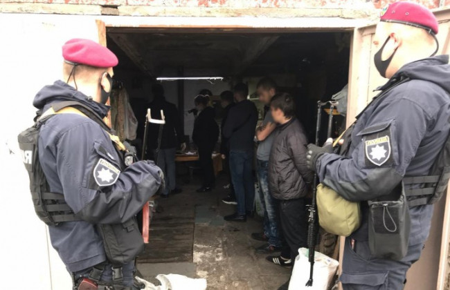 Викрадали людей та збували наркотики: під Києвом затримали банду, учасники якої представлялися копами