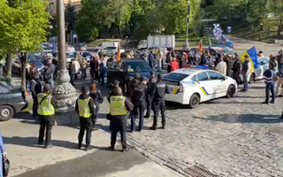 У столиці підприємці перекрили урядовий квартал: вимагають дозволити роботу, фото