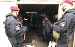 Викрадали людей та збували наркотики: під Києвом затримали банду, учасники якої представлялися копами