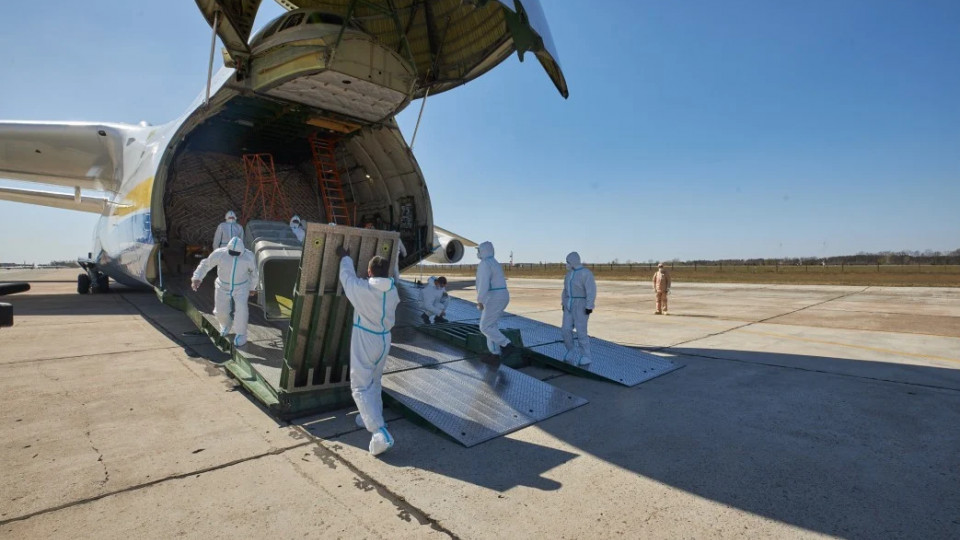 В Україну доставили чергову партію масок, респіраторів та костюмів з Китаю: онлайн-брифінг