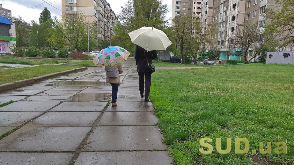 Самоизоляция под зонтиками и незыблемые очереди под Ощадбанком — летопись киевского карантина 7 мая, фото