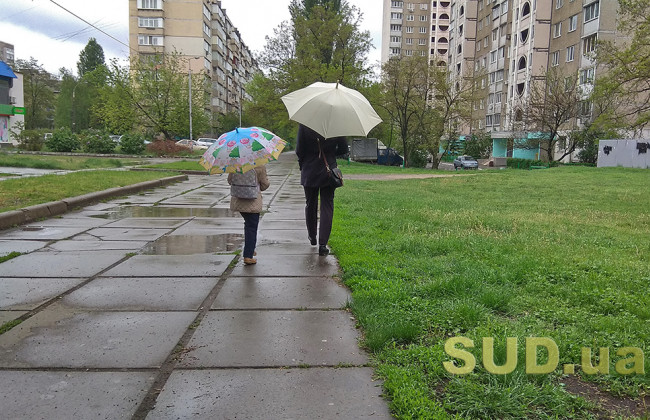 Самоизоляция под зонтиками и незыблемые очереди под Ощадбанком — летопись киевского карантина 7 мая, фото