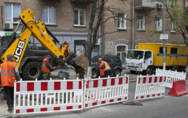 Прорвало трубопровод: столичные многоэтажки остались без воды