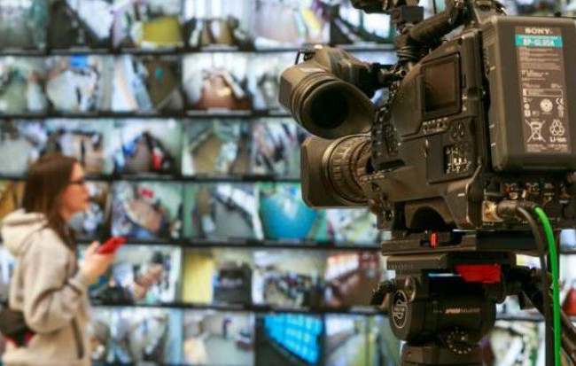 Кабмин разрешил работать журналистам и телеканалам, а также адвокатам