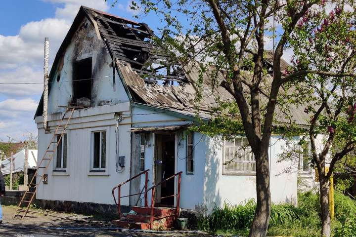 У Києві на згарищі будинку знайшли тіло чоловіка: подробиці