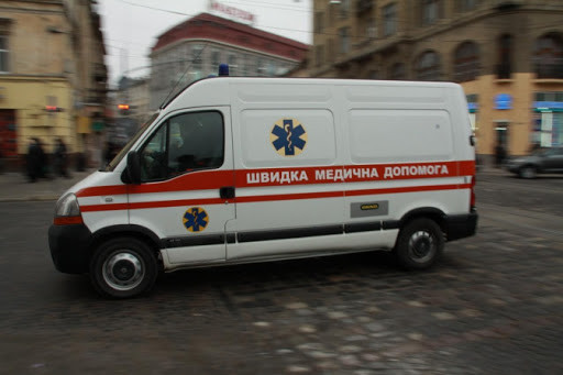 В Киеве пьяные парни жестоко избили водителя скорой: видео
