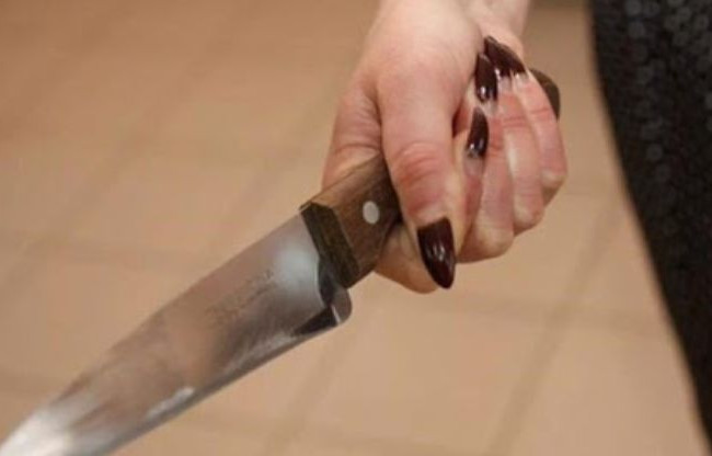 В Киеве женщина ударила ножом знакомого во время застолья