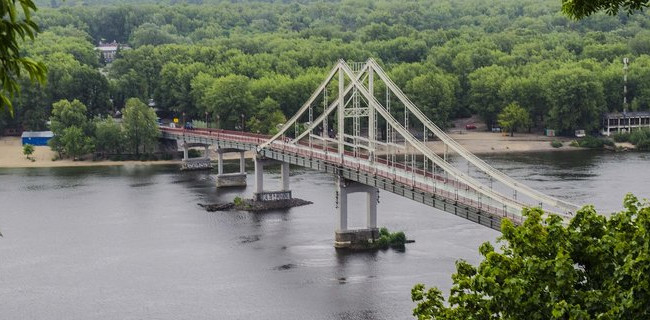 На пляж без масок: в Киеве на Трухановом острове собралась толпа отдыхающих, фото