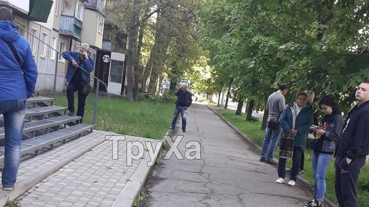 Жители Харькова с самого утра отправились в парикмахерскую, фото