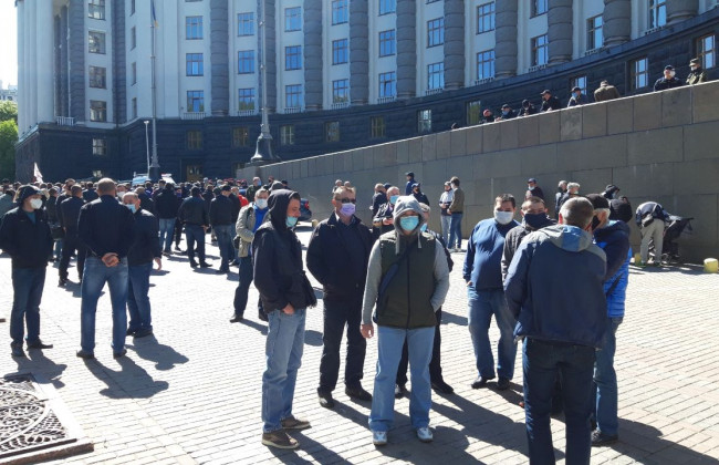 В Киеве проходит митинг против карантина: требуют возобновить работу перевозчиков, фото