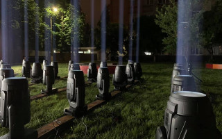 Стоп культурный карантин: украинское небо подсветили сотнями прожекторов, фото, видео