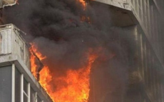 Вогнище до останнього поверху: в центрі Києва палає квартира, фото