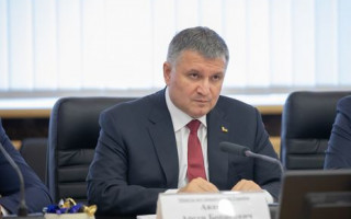 Аваков пригрозил наказанием за невыплату надбавок медикам