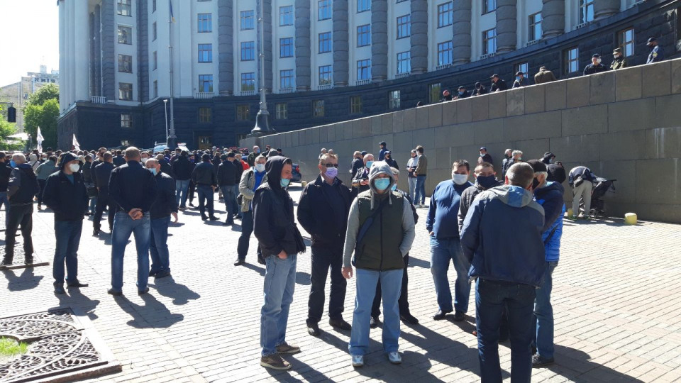 В Киеве проходит митинг против карантина: требуют возобновить работу перевозчиков, фото