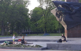 Под Киевом копы нашли девушек, которые жарили сосиски на Вечном огне