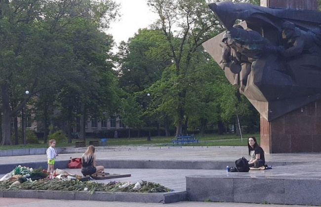 Под Киевом копы нашли девушек, которые жарили сосиски на Вечном огне