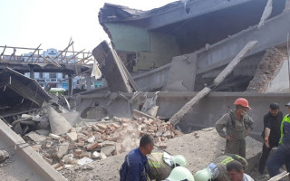 На Закарпатье на людей рухнула стена кинотеатра, видео